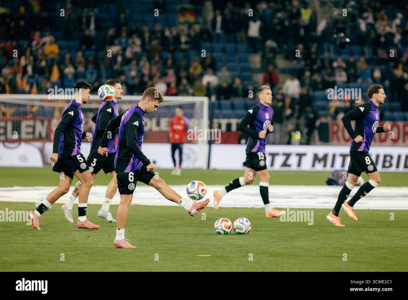 Sinsheim, Deutschland. Oktober 2025. Sinsheim, Deutschland, 10. Oktober 2025 Joshua Kimmich (#6 - Deutschland) hält während des UEFA-Qualifikationsspiels zwischen Deutschland und Luxemburg in der PreZero Arena in Sinsheim einen Ball in der Aufwärmphase. (Gabor Baumgarten/SPP) Credit: SPP Sport Press Photo. /Alamy Live News Stockfoto