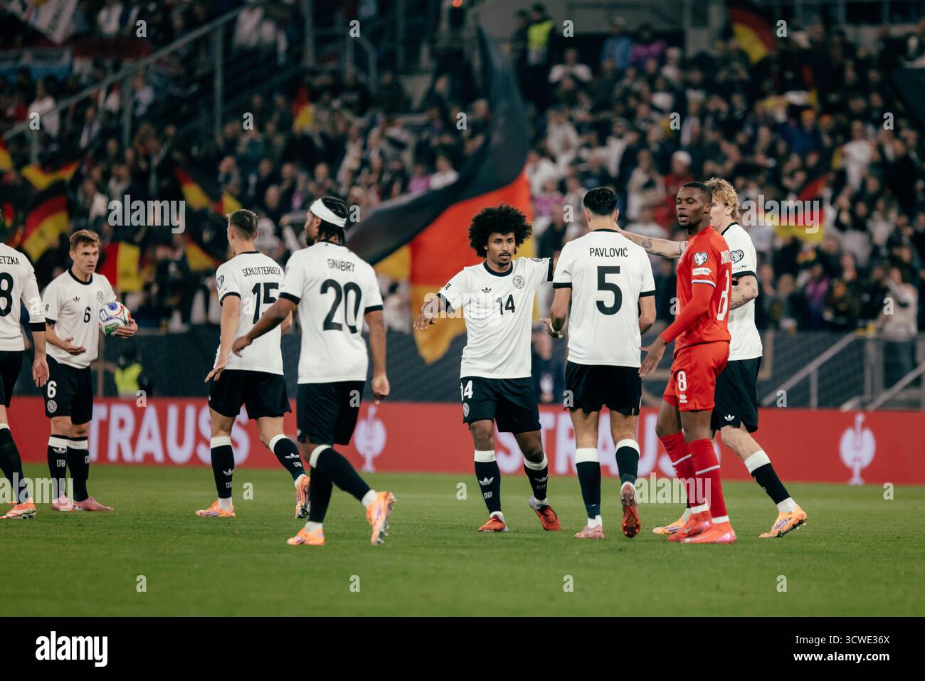 Sinsheim, Deutschland. Oktober 2025. Sinsheim, Deutschland, 10. Oktober 2025 Karim Adeyemi (#14 - Deutschland) während des UEFA-Qualifikationsspiels zwischen Deutschland und Luxemburg in der PreZero Arena in Sinsheim. (Gabor Baumgarten/SPP) Credit: SPP Sport Press Photo. /Alamy Live News Stockfoto