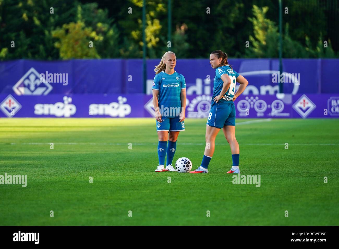 Emma Strom Snerle (Fiorentina femminile) und Sofie Bredgaard (Fiorentina femminile) während des ACF Fiorentina vs Inter - FC Internazionale, italienischer Fußball Serie A Frauenspiel in Bagno a Ripoli (FI), Italien, 11. Oktober 2025 Stockfoto