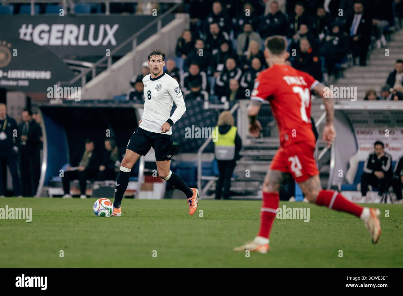 Sinsheim, Deutschland. Oktober 2025. Sinsheim, Deutschland, 10. Oktober 2025 Leon Goretzka (#8) Dribbling während des UEFA-Qualifikationsspiels zwischen Deutschland und Luxemburg in der PreZero Arena in Sinsheim. (Gabor Baumgarten/SPP) Credit: SPP Sport Press Photo. /Alamy Live News Stockfoto
