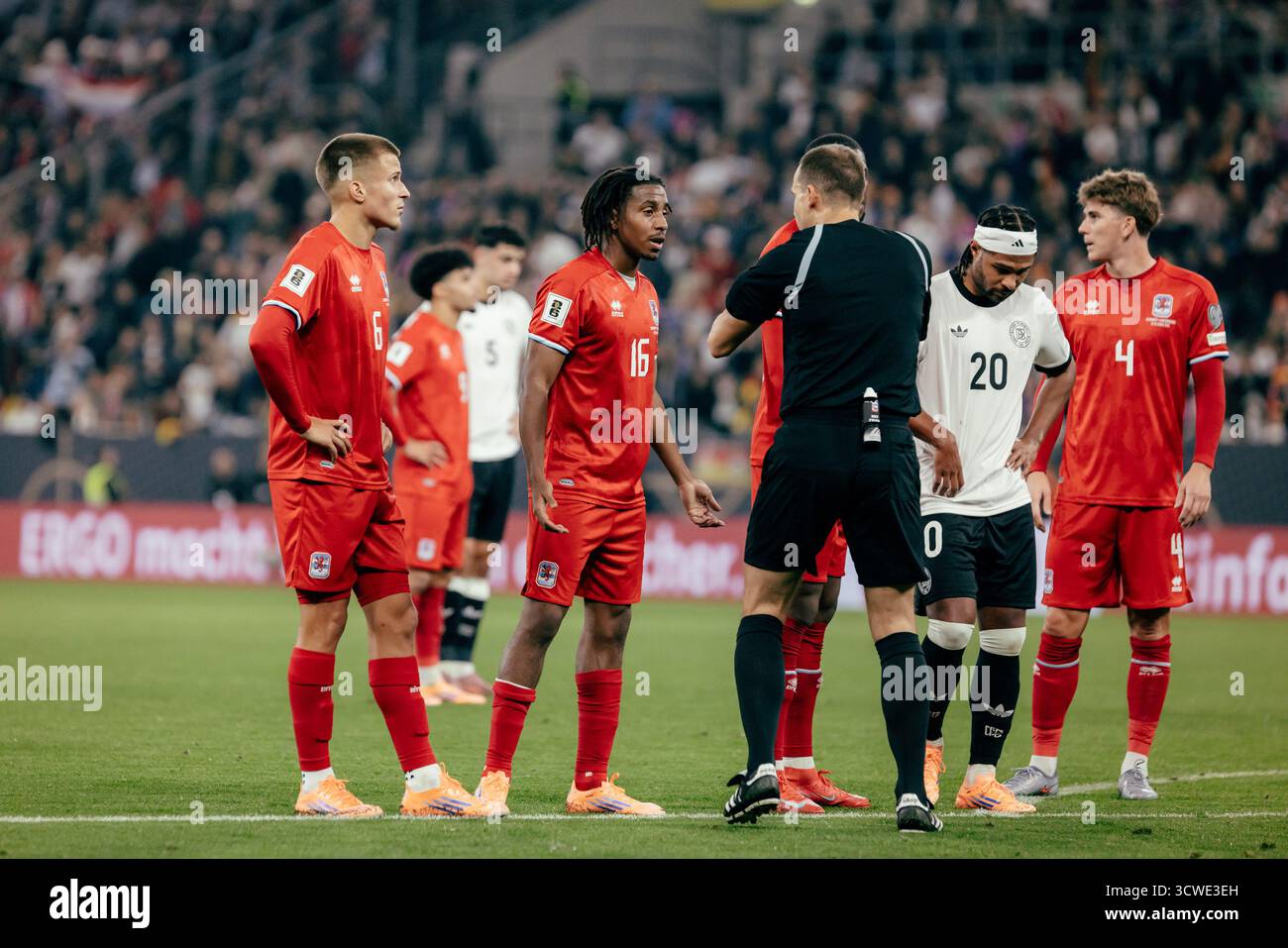 Sinsheim, Deutschland. Oktober 2025. Sinsheim, Deutschland, 10. Oktober 2025 Leandro Barreiro (#16 - Luxemburg) spricht mit dem Schiedsrichter nach einer Strafentscheidung während des UEFA-Qualifikationsspiels zwischen Deutschland und Luxemburg in der PreZero Arena in Sinsheim. (Gabor Baumgarten/SPP) Credit: SPP Sport Press Photo. /Alamy Live News Stockfoto