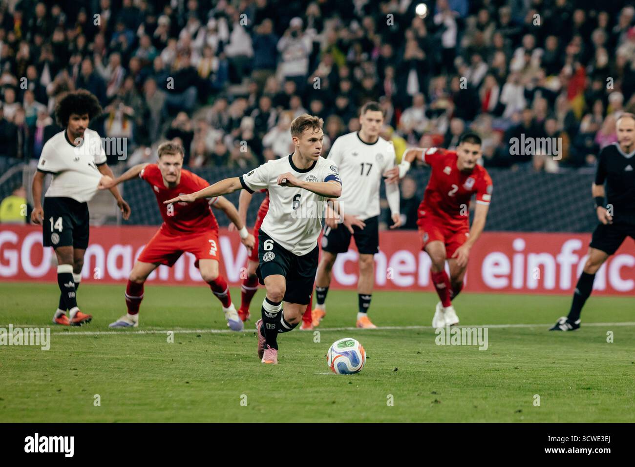 Sinsheim, Deutschland. Oktober 2025. Sinsheim, Deutschland, 10. Oktober 2025 Joshua Kimmich (#6 - Deutschland) schießt einen Elfmeter während des UEFA-Qualifikationsspiels zwischen Deutschland und Luxemburg in der PreZero Arena in Sinsheim. (Gabor Baumgarten/SPP) Credit: SPP Sport Press Photo. /Alamy Live News Stockfoto