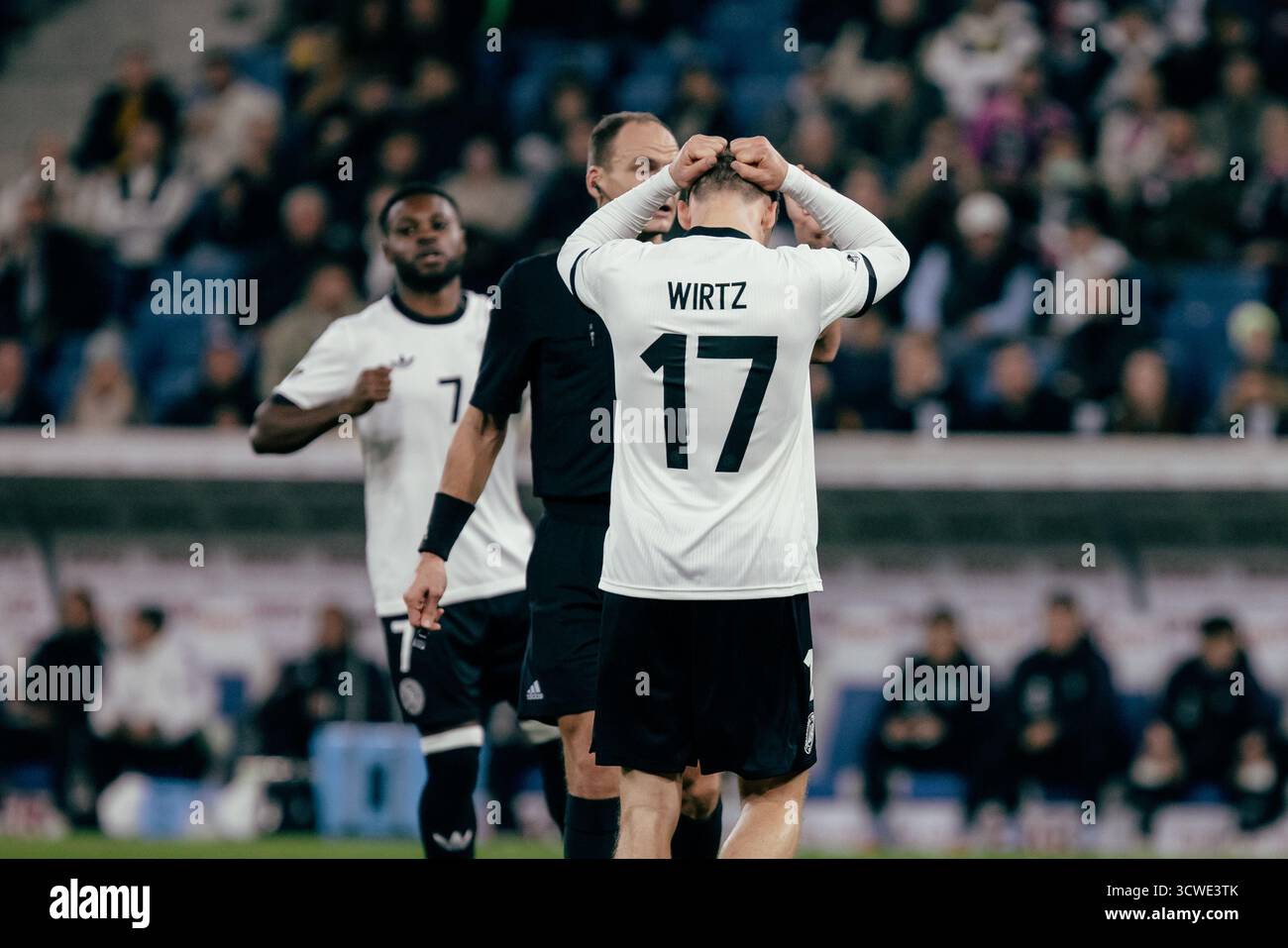 Sinsheim, Deutschland. Oktober 2025. Sinsheim, Deutschland, 10. Oktober 2025 Florian Wirtz (#17 - Deutschland) enttäuscht, nachdem er beim UEFA-Qualifikationsspiel zwischen Deutschland und Luxemburg in der PreZero Arena in Sinsheim eine Chance verpasst hatte. (Gabor Baumgarten/SPP) Credit: SPP Sport Press Photo. /Alamy Live News Stockfoto