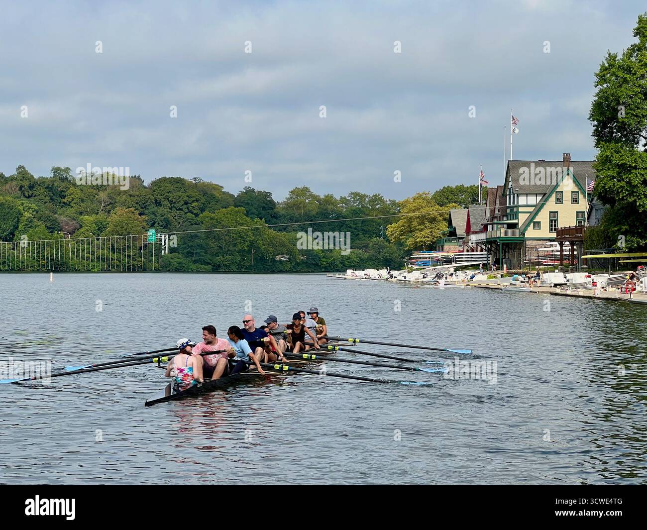 Ein Erwachsenenprogramm zum Lernen in der Reihe beginnt in einer 8-Personen-Shell aus der Boathouse Row in Philadelphia. Stockfoto