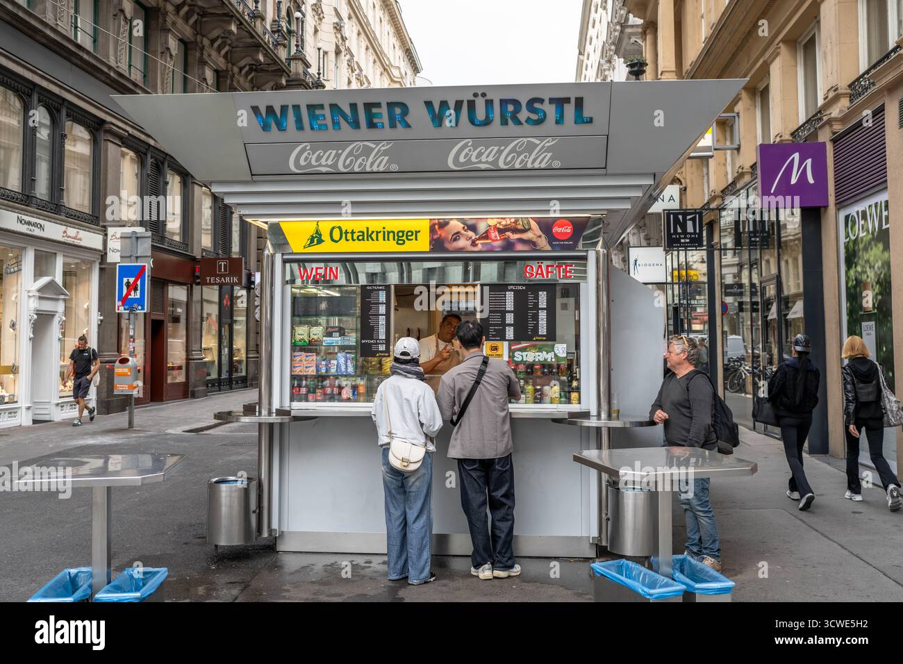 Wien Österreich - 12. September 2025: Ein Lebensmittelstand im historischen Stadtteil Wien Österreich Stockfoto