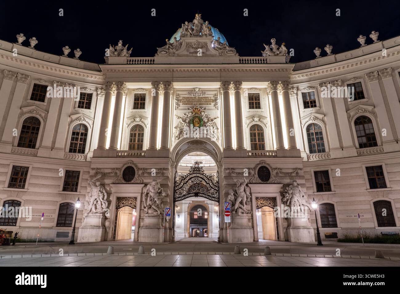 Wien Österreich - 11. September 2025: Eintritt ins Sisi Museum bei Nacht mit Lichtern in Wien Österreich Stockfoto