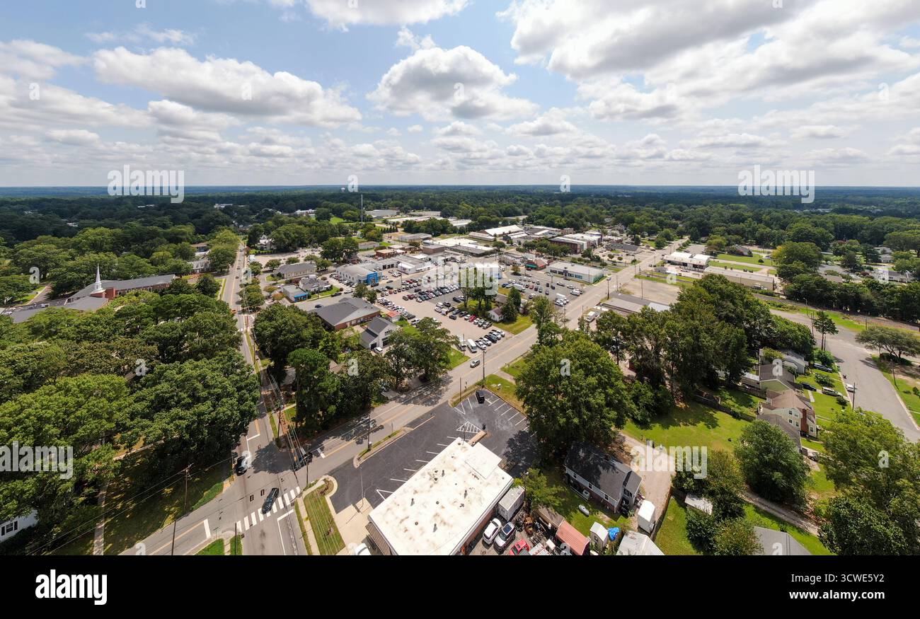 Drone mit Blick auf Wendell, die Vororte von North Carolina und die historische Innenstadt Stockfoto