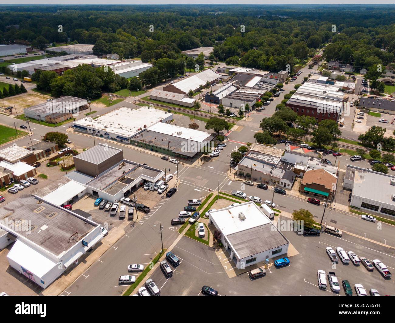 Drone mit Blick auf Wendell, die Vororte von North Carolina und die historische Innenstadt Stockfoto