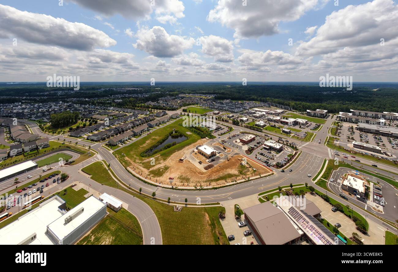 Drone mit Blick auf Wendell, die Vororte von North Carolina und die historische Innenstadt Stockfoto