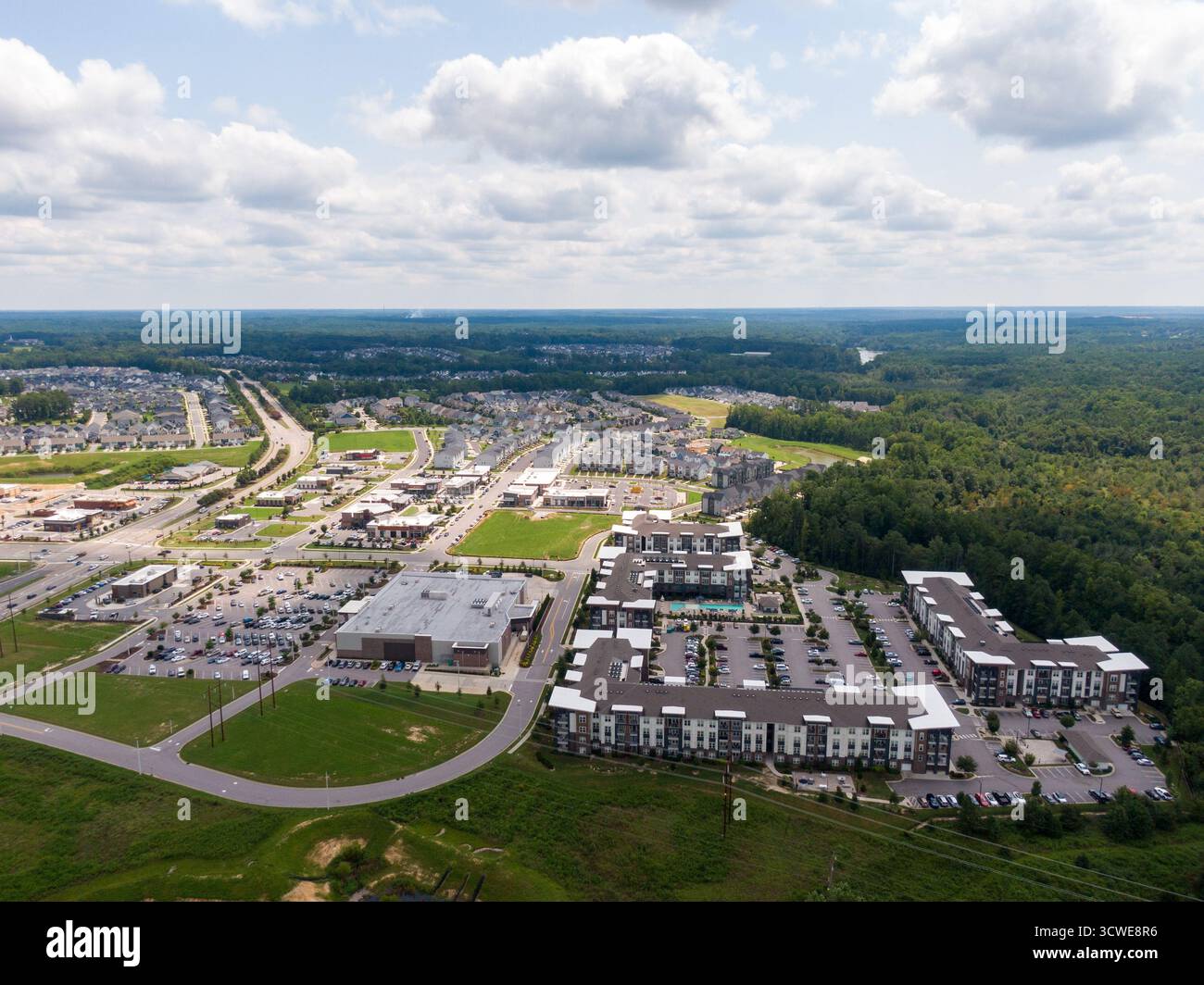 Drone mit Blick auf Wendell, die Vororte von North Carolina und die historische Innenstadt Stockfoto