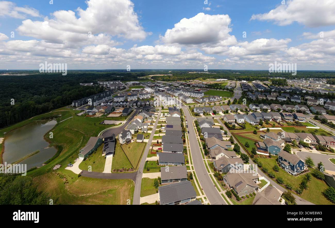Drone mit Blick auf Wendell, die Vororte von North Carolina und die historische Innenstadt Stockfoto
