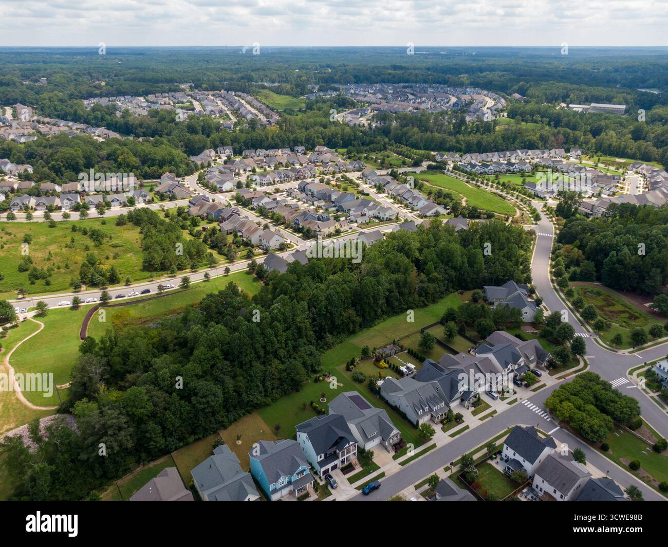 Drone mit Blick auf Wendell, die Vororte von North Carolina und die historische Innenstadt Stockfoto