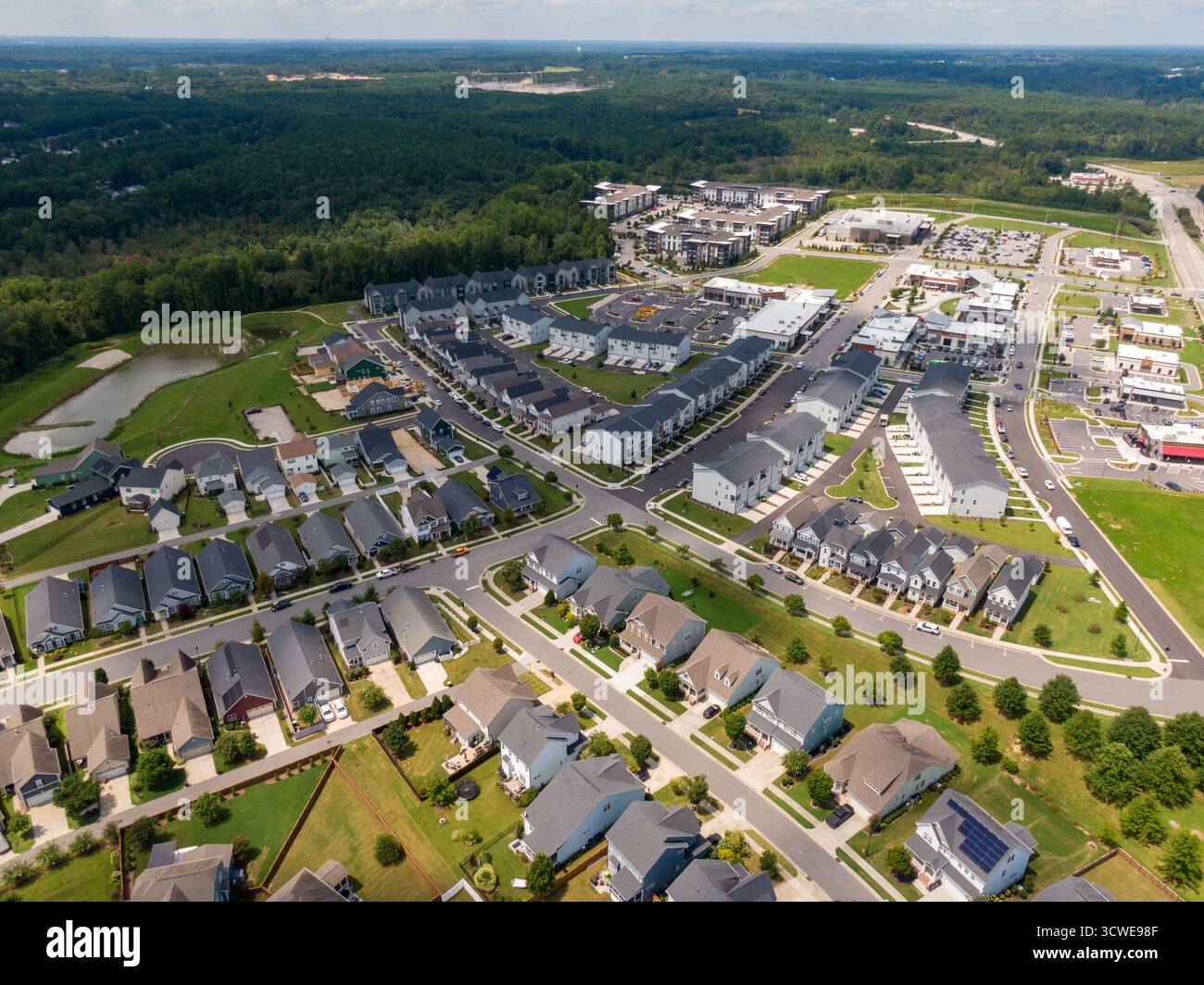 Drone mit Blick auf Wendell, die Vororte von North Carolina und die historische Innenstadt Stockfoto