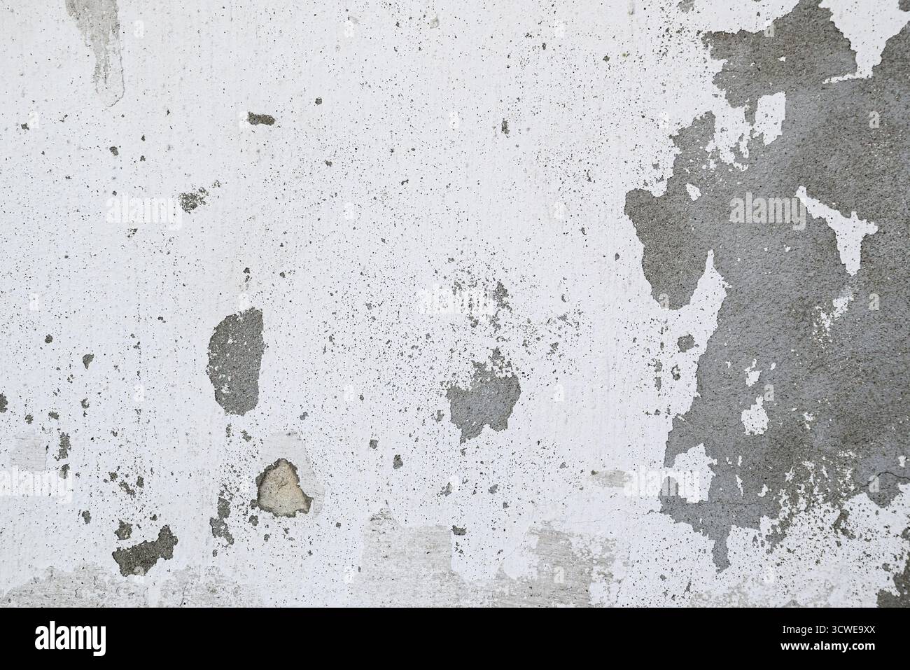 Alte Wand mit abblätternder Farbe. Textur von Beton und Putz. Abstrakter Vintage-Grunge-Hintergrund mit Rissen, Abschürfungen und Unebenheiten. Stockfoto