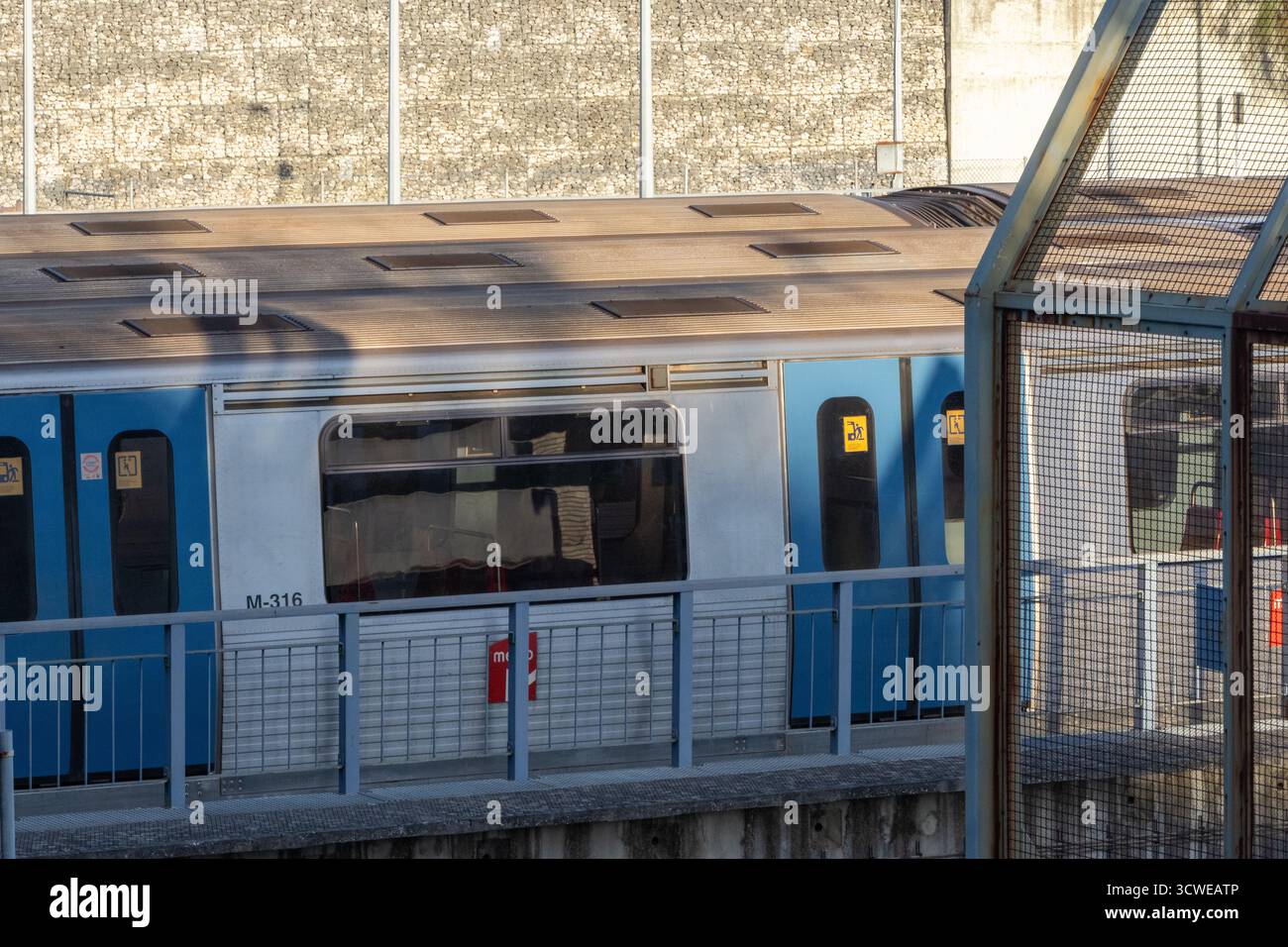 Der Stadtzug Lissabon steht an einem Bahnsteig und ist bereit für die Passagiere Stockfoto