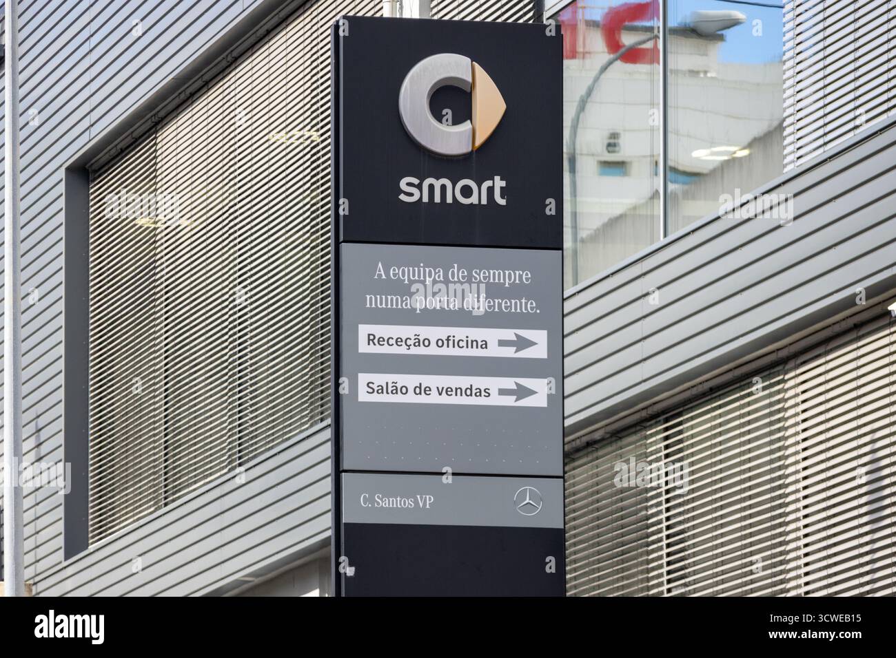 Smart Car Händlerbeschilderung bei c. Santos vp in alfragide, lissabon, portugal, mit Markenlogo und Wegbeschreibung Stockfoto