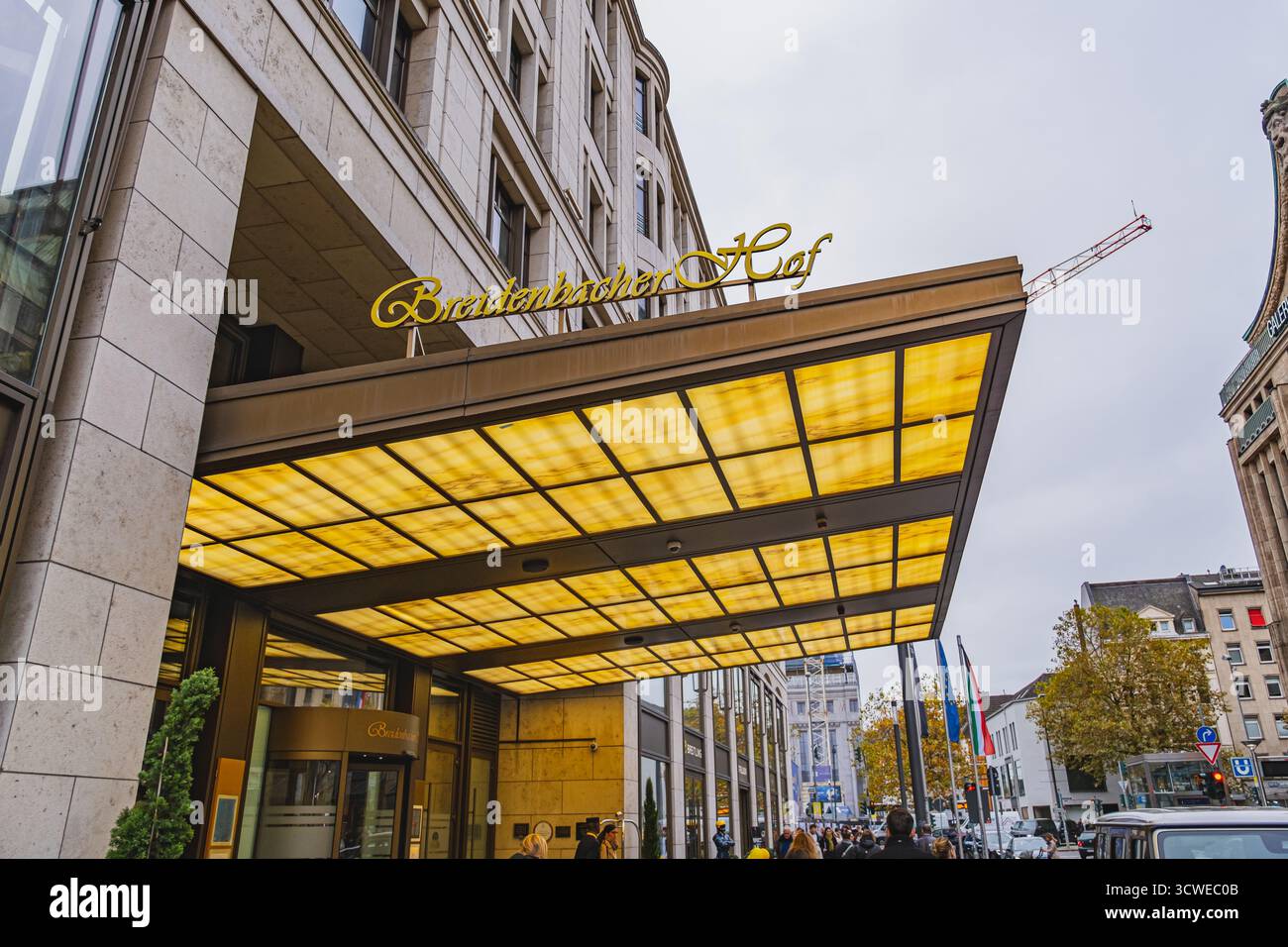 Eingang zum Breidenbacher Hof, 5-Sterne-Hotel an der Königsallee im Stadtteil Carlstadt Stockfoto