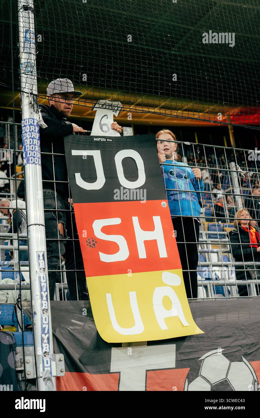 Sinsheim, Deutschland. Oktober 2025. Sinsheim, Deutschland, 10. Oktober 2025 deutsche Fans auf den Tribünen bereiten ein handgeschriebenes Banner auf dem Zaun während des UEFA-Qualifikationsspiels zwischen Deutschland und Luxemburg in der PreZero Arena in Sinsheim vor. (Gabor Baumgarten/SPP) Credit: SPP Sport Press Photo. /Alamy Live News Stockfoto