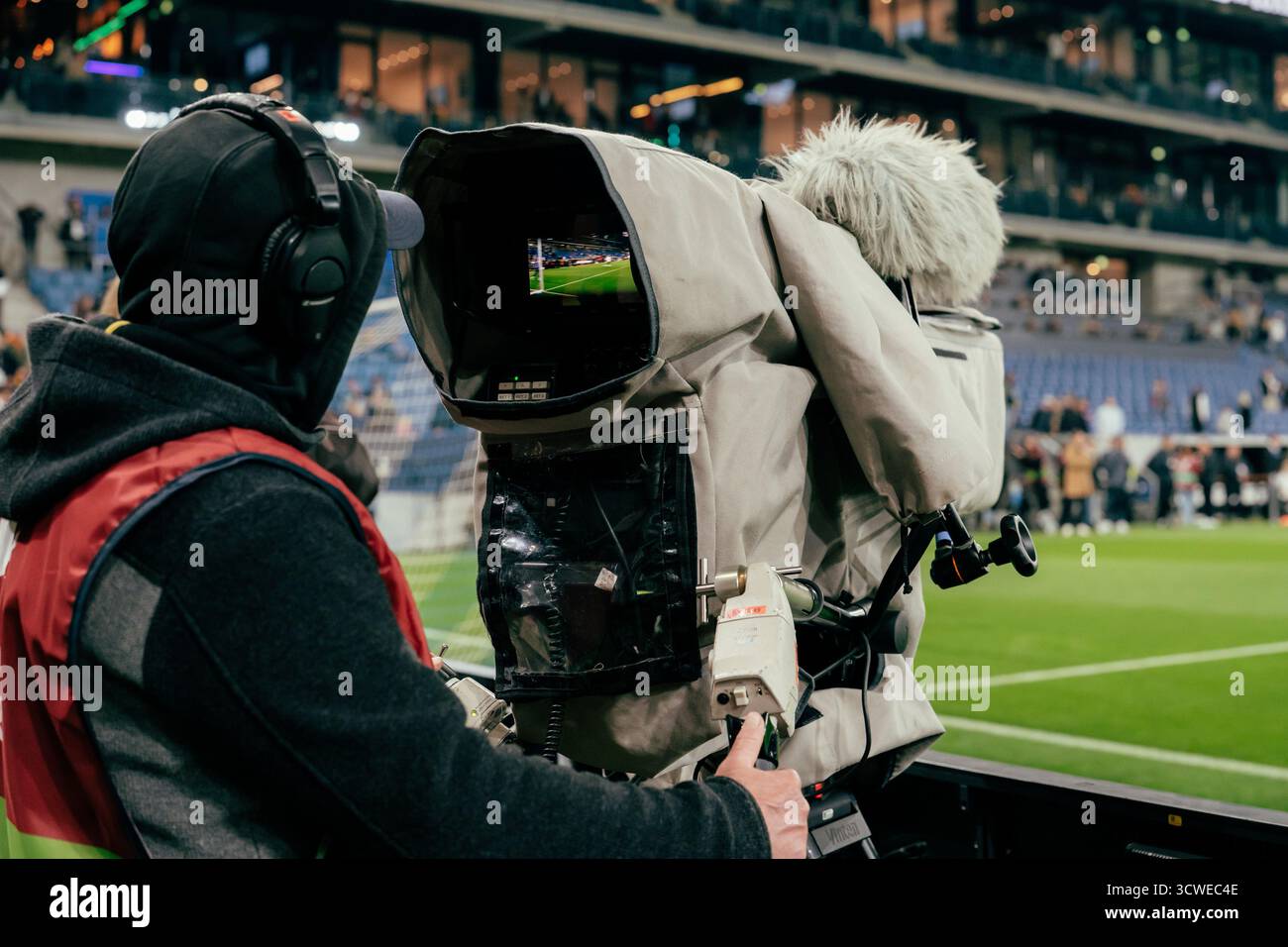 Sinsheim, Deutschland. Oktober 2025. Sinsheim, Deutschland, 10. Oktober 2025 Ein Fernsehkameramann mit einer riesigen Kamera filmt während des UEFA-Qualifikationsspiels zwischen Deutschland und Luxemburg in der PreZero Arena in Sinsheim. (Gabor Baumgarten/SPP) Credit: SPP Sport Press Photo. /Alamy Live News Stockfoto
