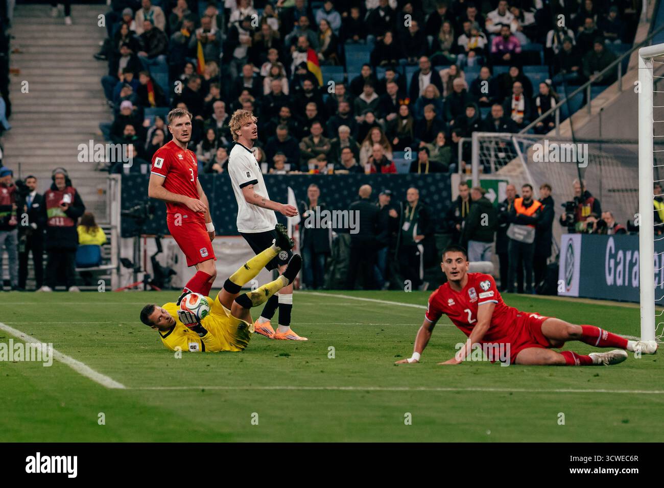 Sinsheim, Deutschland. Oktober 2025. Sinsheim, Deutschland, 10. Oktober 2025 Anthony Moris (#1 - Luxemburg) spart während des UEFA-Qualifikationsspiels zwischen Deutschland und Luxemburg in der PreZero Arena in Sinsheim. (Gabor Baumgarten/SPP) Credit: SPP Sport Press Photo. /Alamy Live News Stockfoto