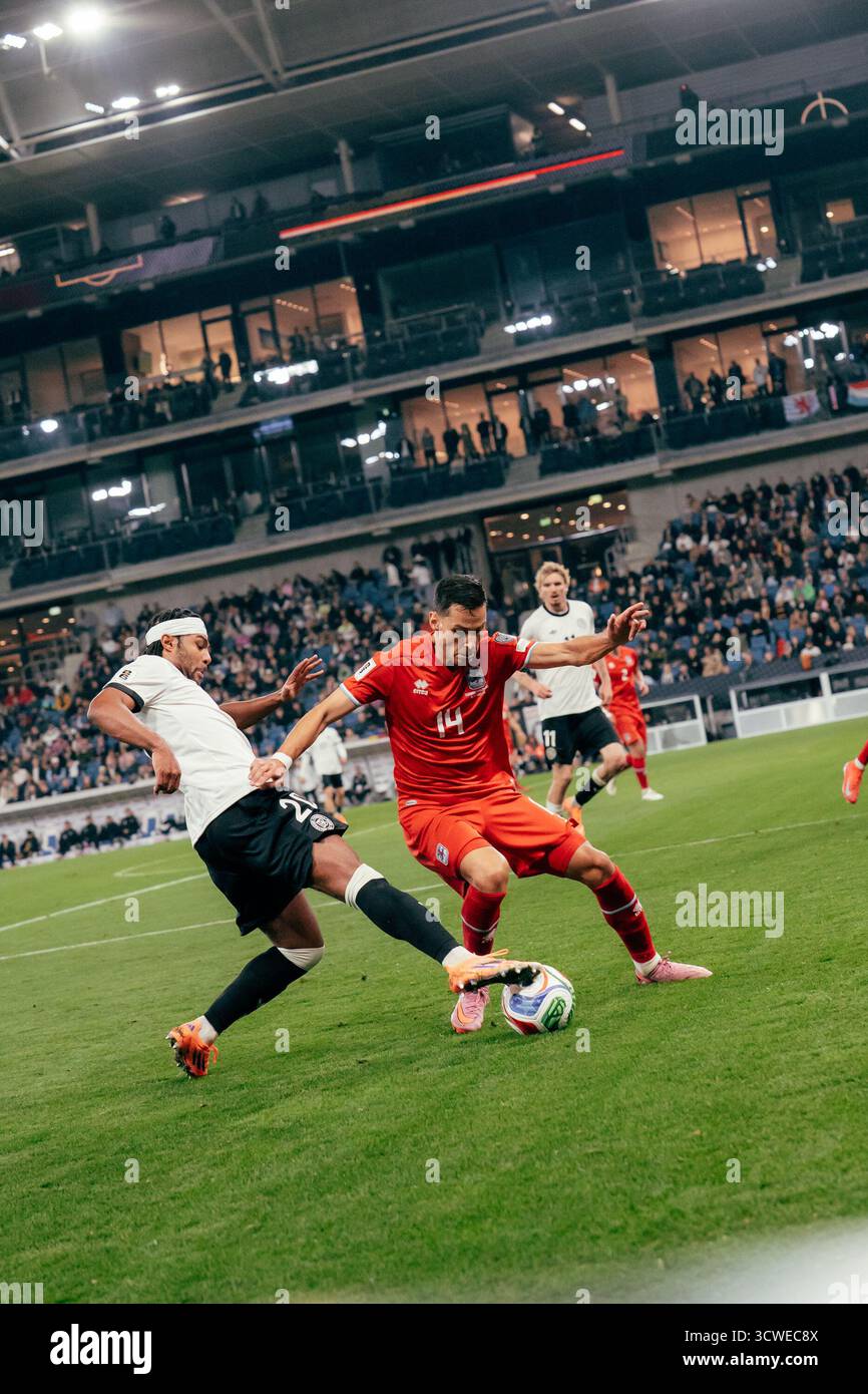 Sinsheim, Deutschland. Oktober 2025. Sinsheim, Deutschland, 10. Oktober 2025 Serge Gnabry (#20 - Deutschland) erreichte einen Ball vor Eric Veiga (#14 - Luxemburg) während des UEFA-Qualifikationsspiels zwischen Deutschland und Luxemburg in der PreZero Arena in Sinsheim. (Gabor Baumgarten/SPP) Credit: SPP Sport Press Photo. /Alamy Live News Stockfoto