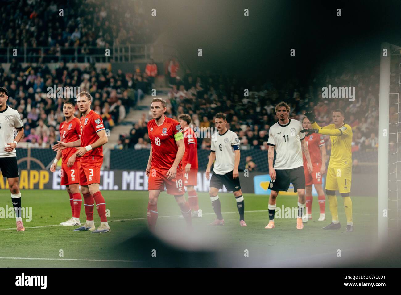 Sinsheim, Deutschland. Oktober 2025. Sinsheim, Deutschland, 10. Oktober 2025 Laurent Jans (#18 - Luxemburg) bereitet sich auf die Eckverteidigung während des UEFA-Qualifikationsspiels zwischen Deutschland und Luxemburg in der PreZero Arena in Sinsheim vor. (Gabor Baumgarten/SPP) Credit: SPP Sport Press Photo. /Alamy Live News Stockfoto