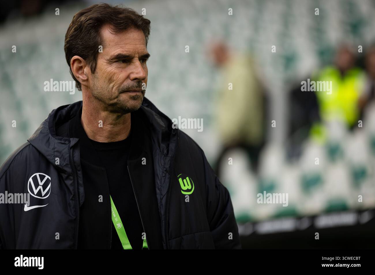 Wolfsburg, Deutschland. Oktober 2025. Sportdirektor Ralf Kellermann von Wolfsburger Frauen beim Frauen-Bundesliga-Spiel zwischen Wolfsburg und FC Bayern München in der Volkswagen Arena in Wolfsburg zu sehen. Quelle: Gonzales Photo/Alamy Live News Stockfoto