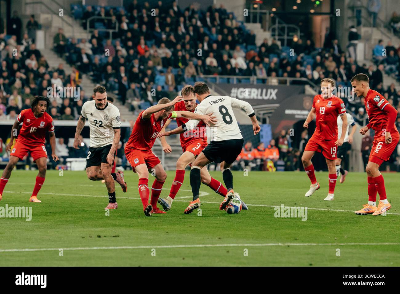 Sinsheim, Deutschland. Oktober 2025. Sinsheim, Deutschland, 10. Oktober 2025 Leon Goretzka (#8) dribbelte im Elfmeterschießen während des UEFA-Qualifikationsspiels zwischen Deutschland und Luxemburg in der PreZero Arena in Sinsheim. (Gabor Baumgarten/SPP) Credit: SPP Sport Press Photo. /Alamy Live News Stockfoto
