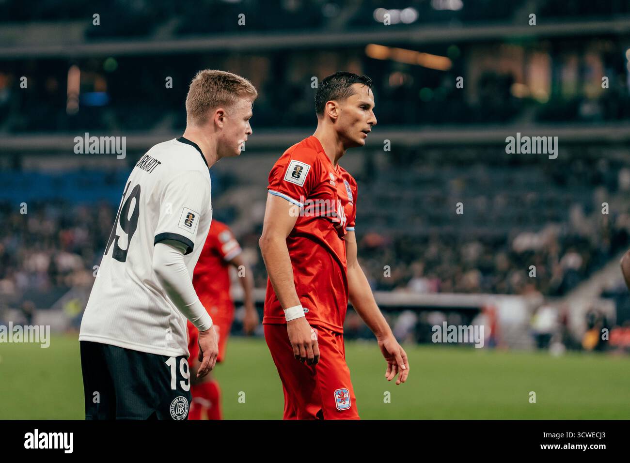Sinsheim, Deutschland. Oktober 2025. Sinsheim, Deutschland, 10. Oktober 2025 Jonathan Burkardt (#19 - Deutschland) und Eric Veiga (#14 - Luxemburg) während des UEFA-Qualifikationsspiels zwischen Deutschland und Luxemburg in der PreZero Arena in Sinsheim. (Gabor Baumgarten/SPP) Credit: SPP Sport Press Photo. /Alamy Live News Stockfoto