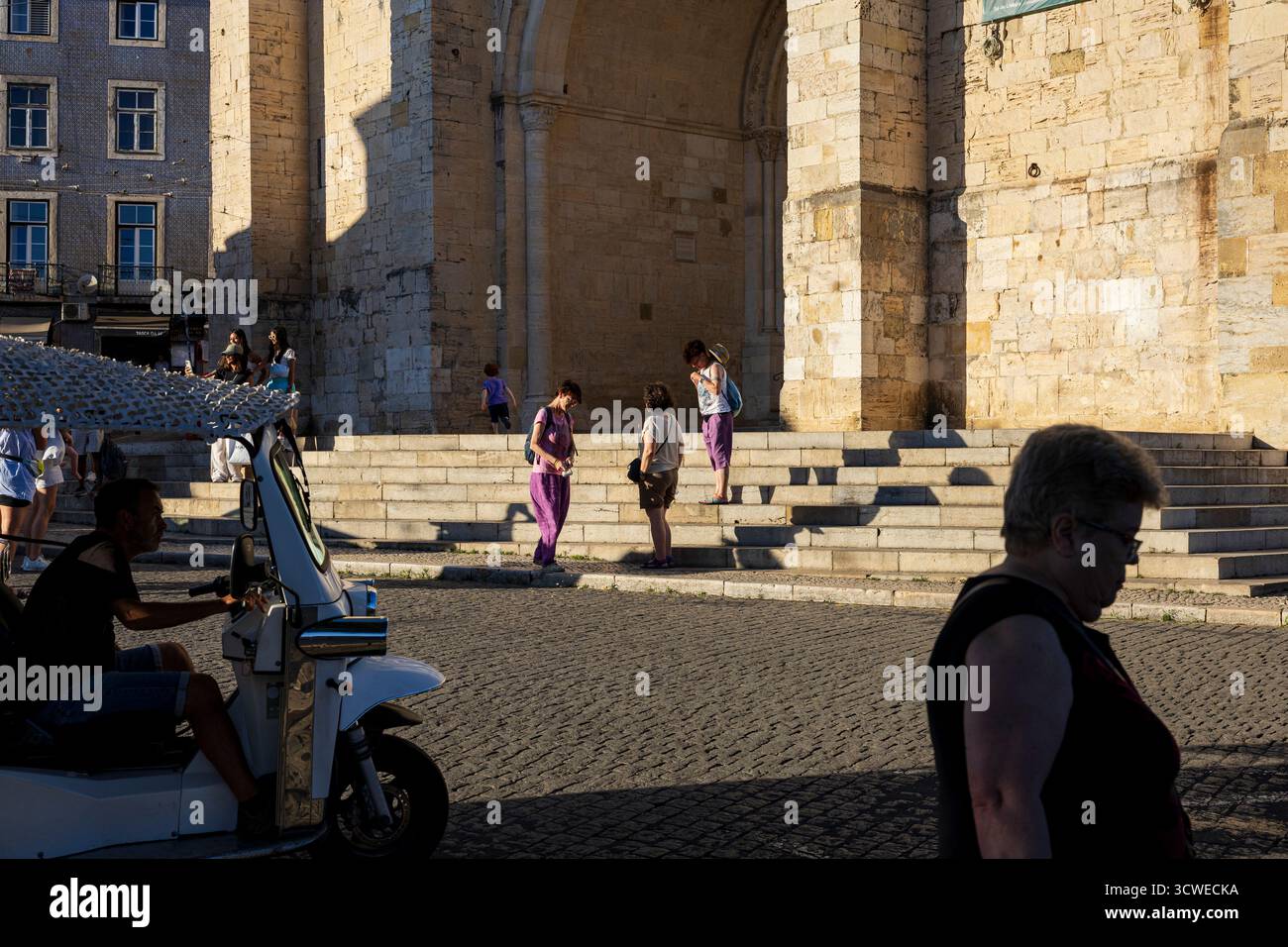 Lissabon, Portugal - 21. Juni 2025 : Menschen um Sé de Lisboa Stockfoto