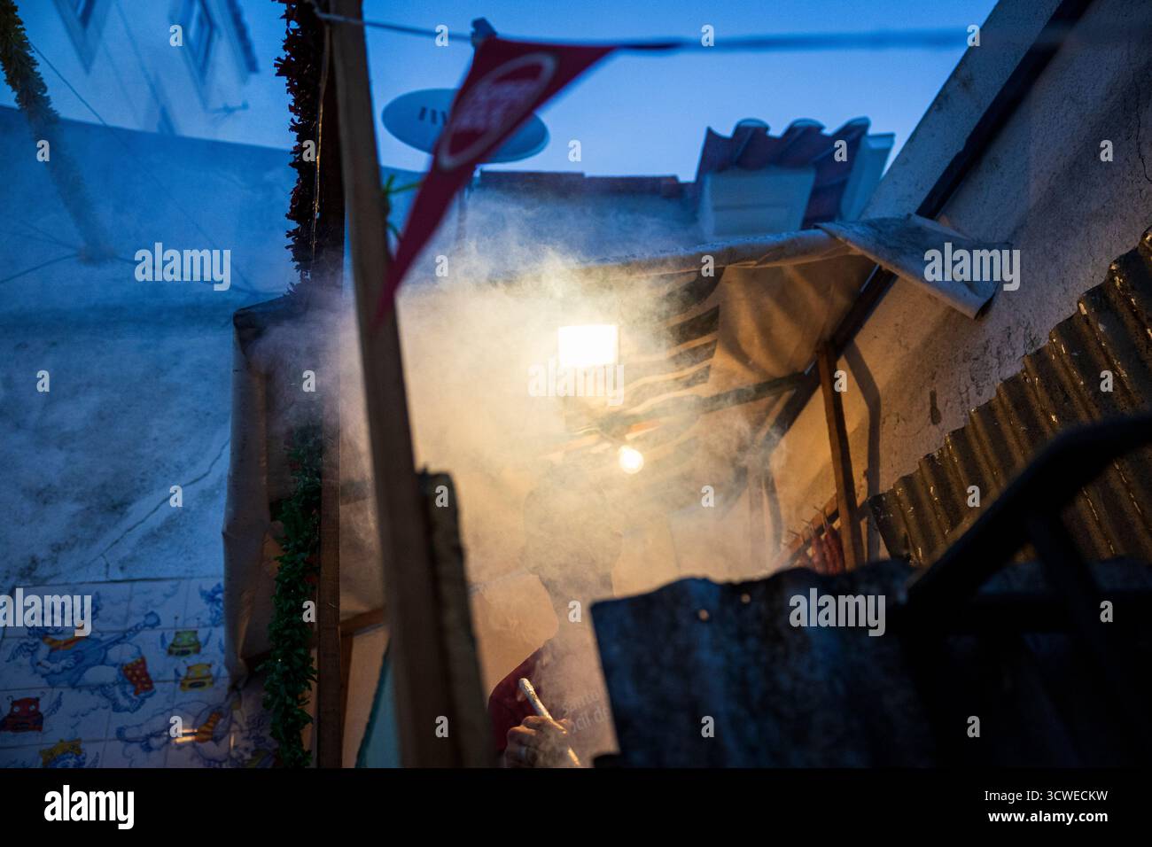Lissabon, Portugal - 21. Juni 2025 : Grillgerichte im Santos Populares Stockfoto