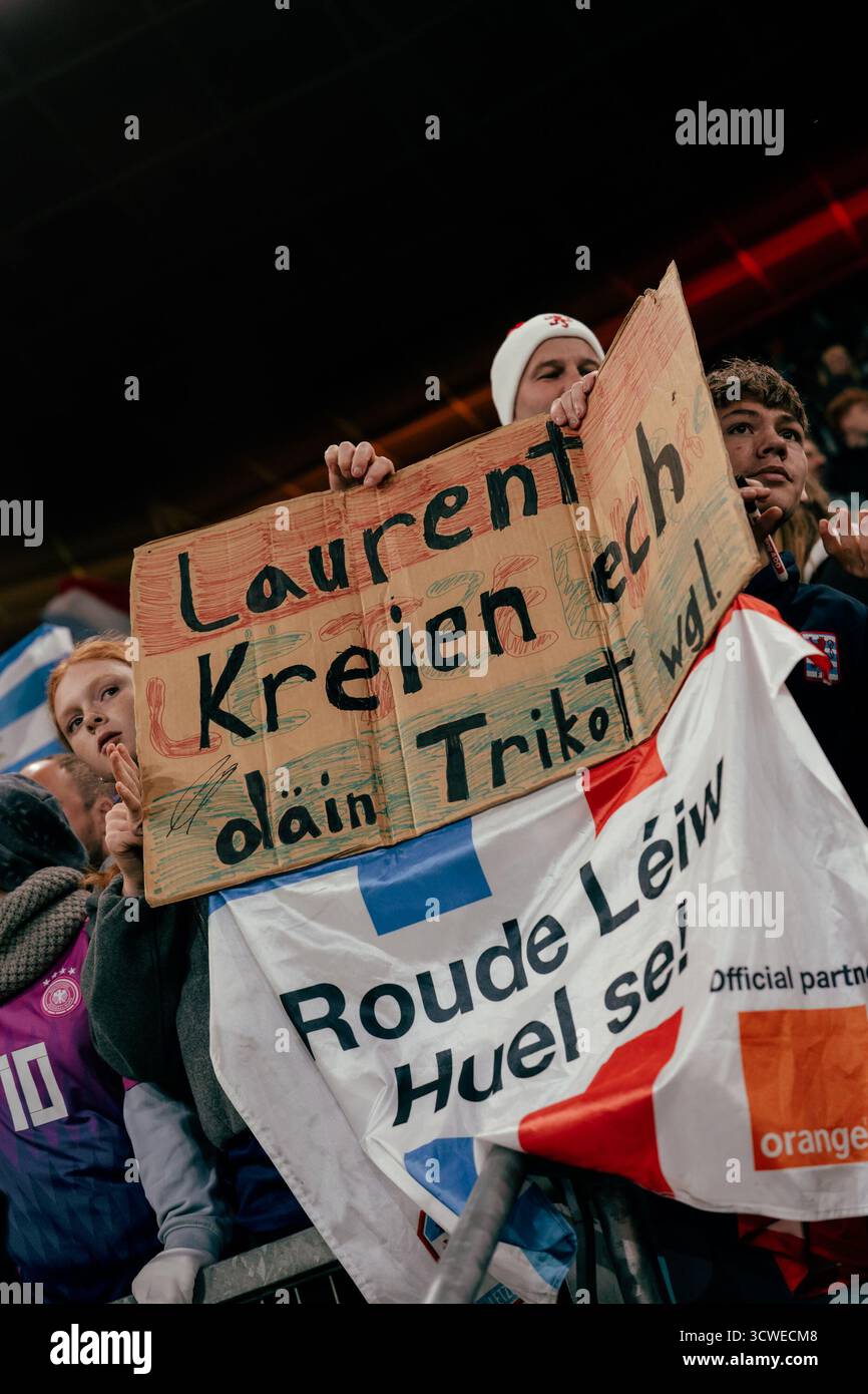 Sinsheim, Deutschland. Oktober 2025. Sinsheim, Deutschland, 10. Oktober 2025 Luxemburger Fans zeigten handgeschriebene Schilder während des UEFA-Qualifikationsspiels zwischen Deutschland und Luxemburg in der PreZero Arena in Sinsheim. (Gabor Baumgarten/SPP) Credit: SPP Sport Press Photo. /Alamy Live News Stockfoto