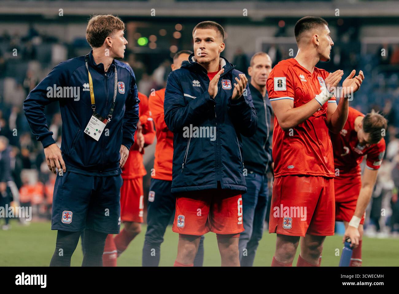 Sinsheim, Deutschland. Oktober 2025. Sinsheim, Deutschland, 10. Oktober 2025 Team Luxemburg mit Tomas Moreira (#6 - Luxemburg) Applaus für die Fans nach dem Spiel während der UEFA-Europameisterschaft zwischen Deutschland und Luxemburg in der PreZero Arena in Sinsheim. (Gabor Baumgarten/SPP) Credit: SPP Sport Press Photo. /Alamy Live News Stockfoto