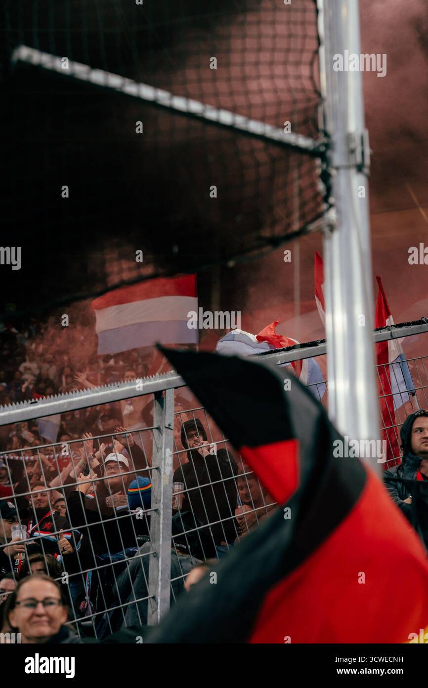 Sinsheim, Deutschland. Oktober 2025. Sinsheim, Deutschland, 10. Oktober 2025 Red Smoke im Luxemburger Gastblock während des UEFA-Qualifikationsspiels zwischen Deutschland und Luxemburg in der PreZero Arena in Sinsheim. (Gabor Baumgarten/SPP) Credit: SPP Sport Press Photo. /Alamy Live News Stockfoto