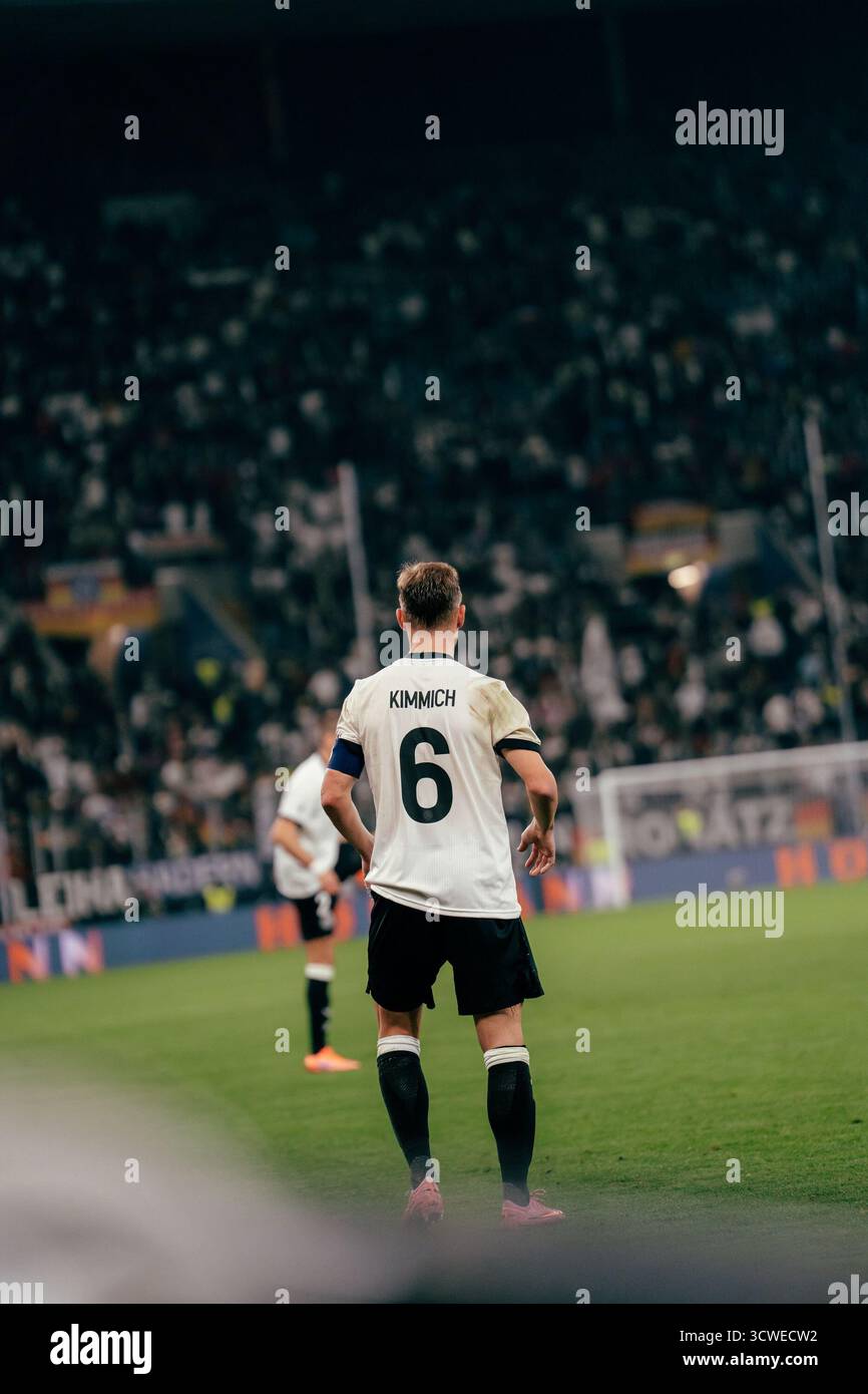 Sinsheim, Deutschland. Oktober 2025. Sinsheim, Deutschland, 10. Oktober 2025 Joshua Kimmich (#6 - Deutschland) von hinten während des UEFA-Qualifikationsspiels zwischen Deutschland und Luxemburg in der PreZero Arena in Sinsheim. (Gabor Baumgarten/SPP) Credit: SPP Sport Press Photo. /Alamy Live News Stockfoto