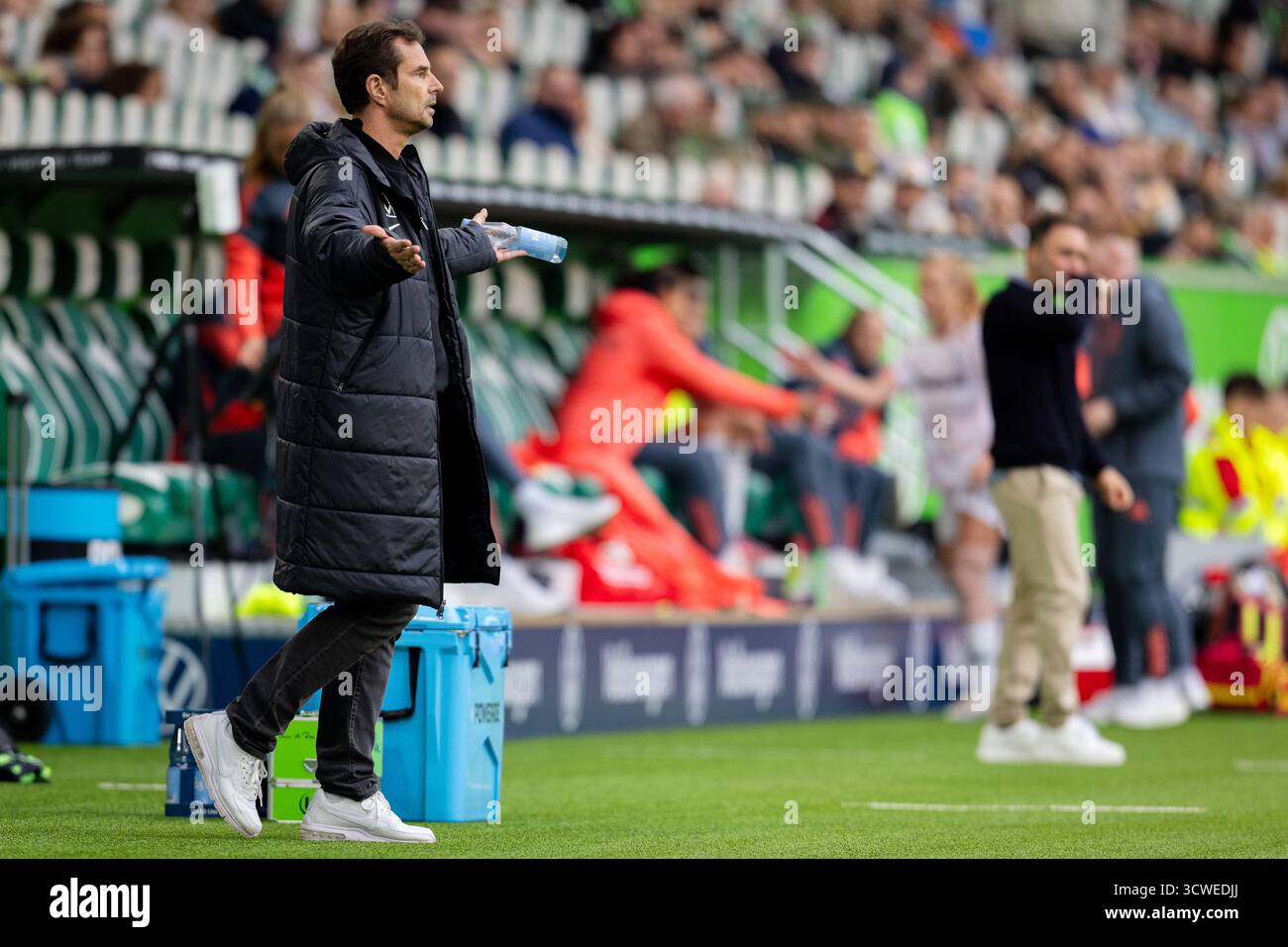 Wolfsburg, Deutschland. Oktober 2025. Sportdirektor Ralf Kellermann von Wolfsburger Frauen beim Frauen-Bundesliga-Spiel zwischen Wolfsburg und FC Bayern München in der Volkswagen Arena in Wolfsburg. Quelle: Gonzales Photo/Alamy Live News Stockfoto