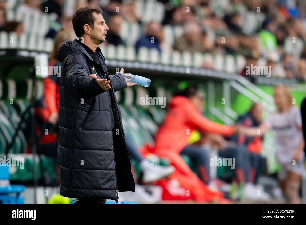 Wolfsburg, Deutschland. Oktober 2025. Sportdirektor Ralf Kellermann von Wolfsburger Frauen beim Frauen-Bundesliga-Spiel zwischen Wolfsburg und FC Bayern München in der Volkswagen Arena in Wolfsburg. Quelle: Gonzales Photo/Alamy Live News Stockfoto