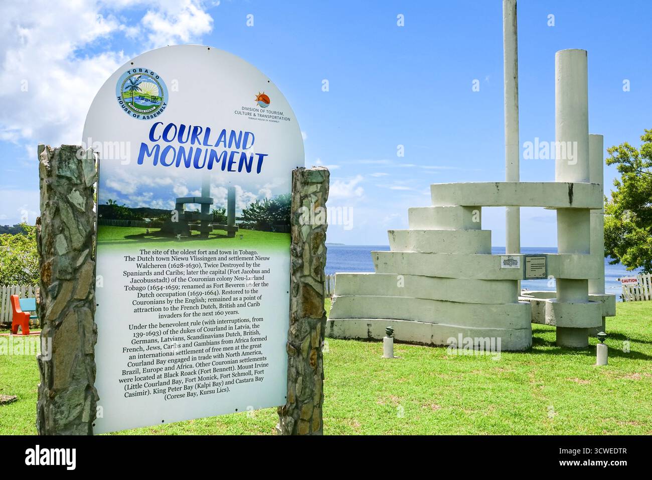 Courland Monument zu Ehren der lettischen Siedler, die 1642 in der Nähe von Plymouth auf Tobago Island auf Westindien ankamen. Heute war Lettland einst Herzogtum Kurland und Semigallien und war die ersten Kolonialisten, die eine Siedlung auf der Insel errichteten. Stockfoto