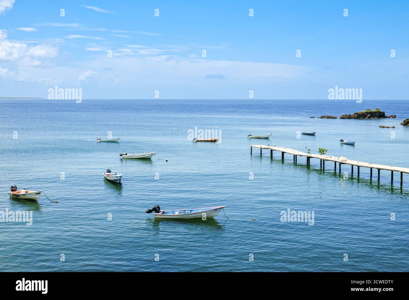 Fischerboote liegen in der Great Courland Bay nahe Plymouth, Tobago Island, Westindien. Heute war Lettland einst Herzogtum Kurland und Semigallien und war die ersten Kolonialisten, die eine Siedlung auf der Insel errichteten. Stockfoto
