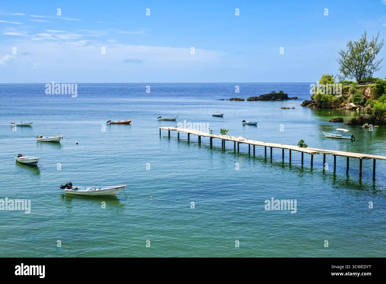 Fischerboote liegen in der Great Courland Bay nahe Plymouth, Tobago Island, Westindien. Heute war Lettland einst Herzogtum Kurland und Semigallien und war die ersten Kolonialisten, die eine Siedlung auf der Insel errichteten. Stockfoto