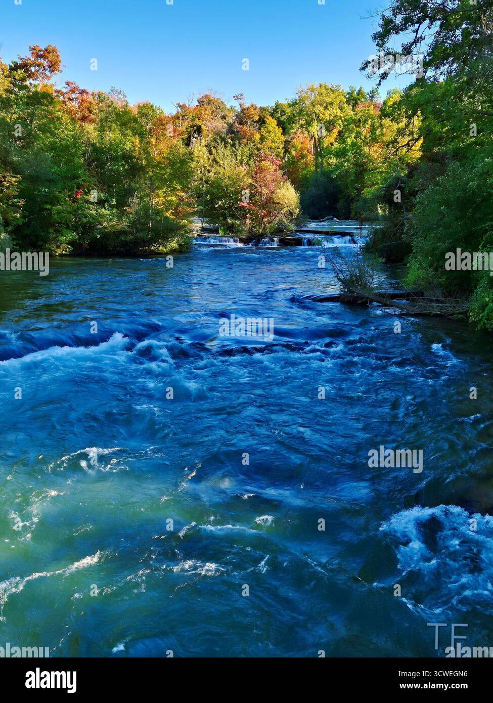 fluss in der Nähe der Niagarafälle - Smartphone-aufgenommenes Stockfoto