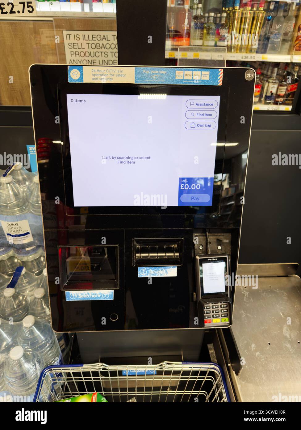 Manchester, Großbritannien - 26. September 2025: Modernes Selbstkasse-Terminal im Tesco-Geschäft mit großem Touchscreen, Scanner und Kartenzahlung. Stockfoto