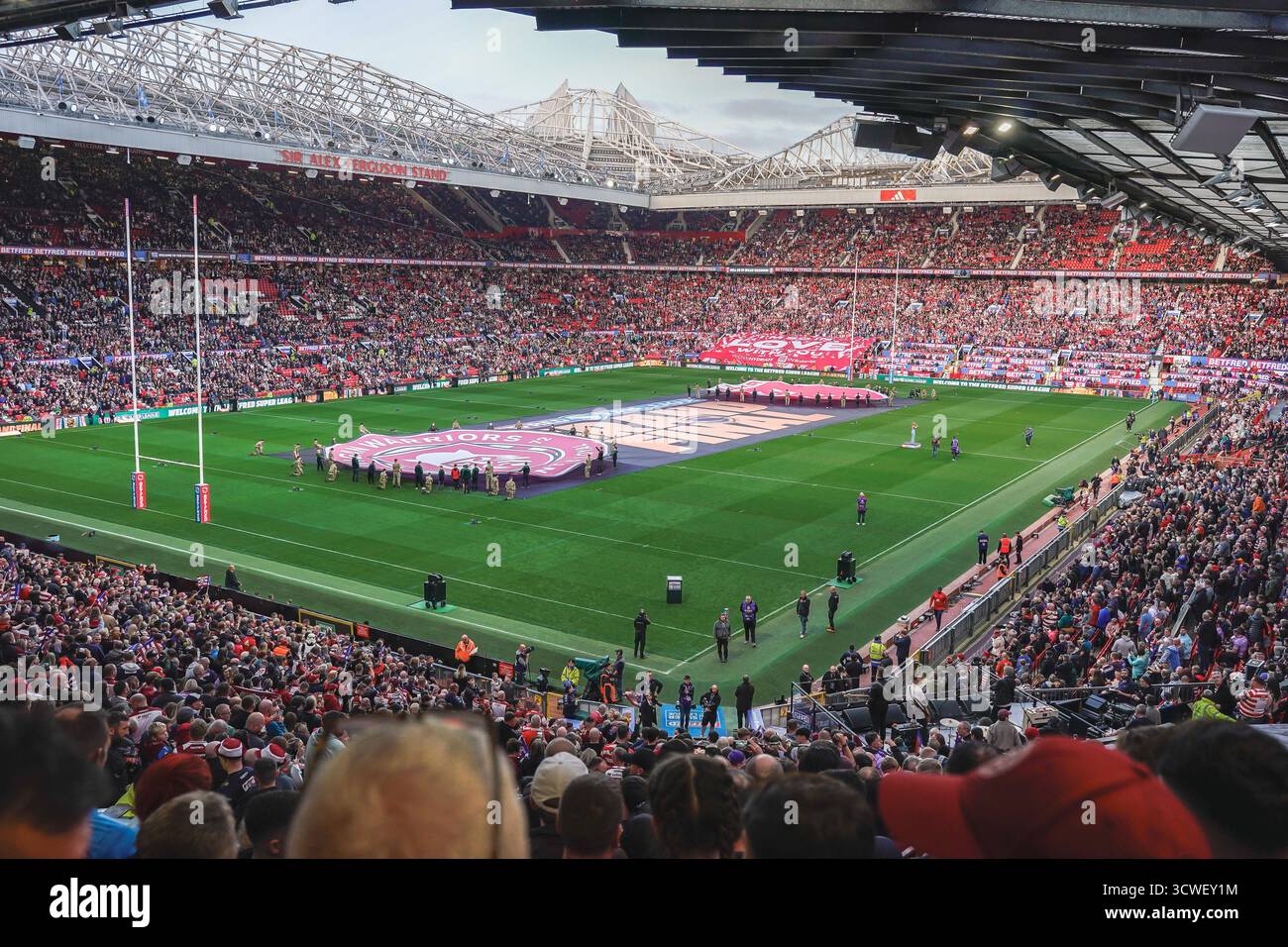 MANCHESTER, ENGLAND - 11. Oktober: Allgemeine Sicht, bevor die Teams herauskommen. Betfred Super League Grand Final Spiel zwischen Hull KR und Wigan Warriors am 11. Oktober 2025 in Old Trafford. (Foto: James Giblin) Foto: James Giblin/Alamy Live News Stockfoto