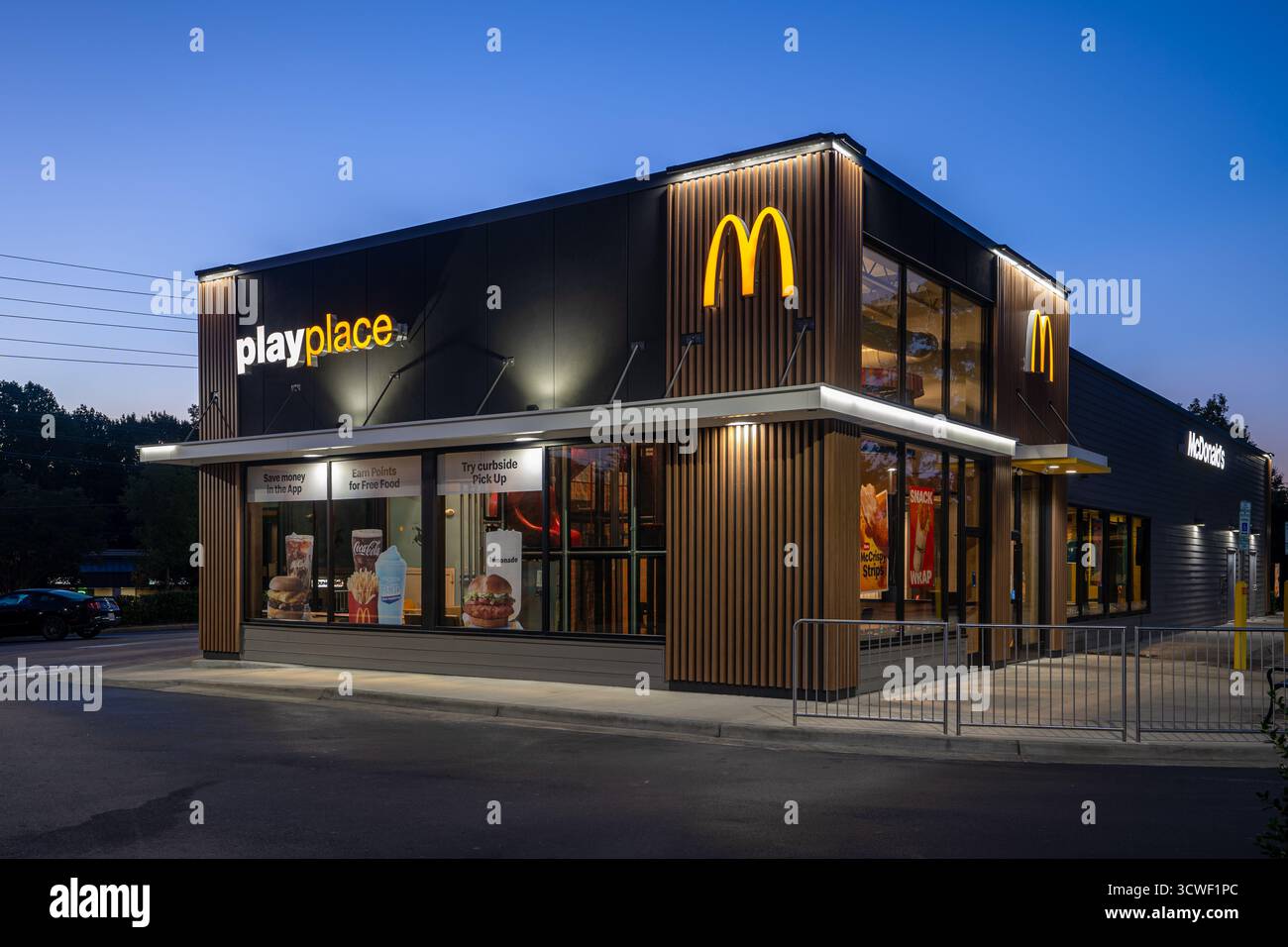 Außengebäude des McDonalds Restaurants mit Spielplatz in der Williams Street in Apex North Carolina Stockfoto