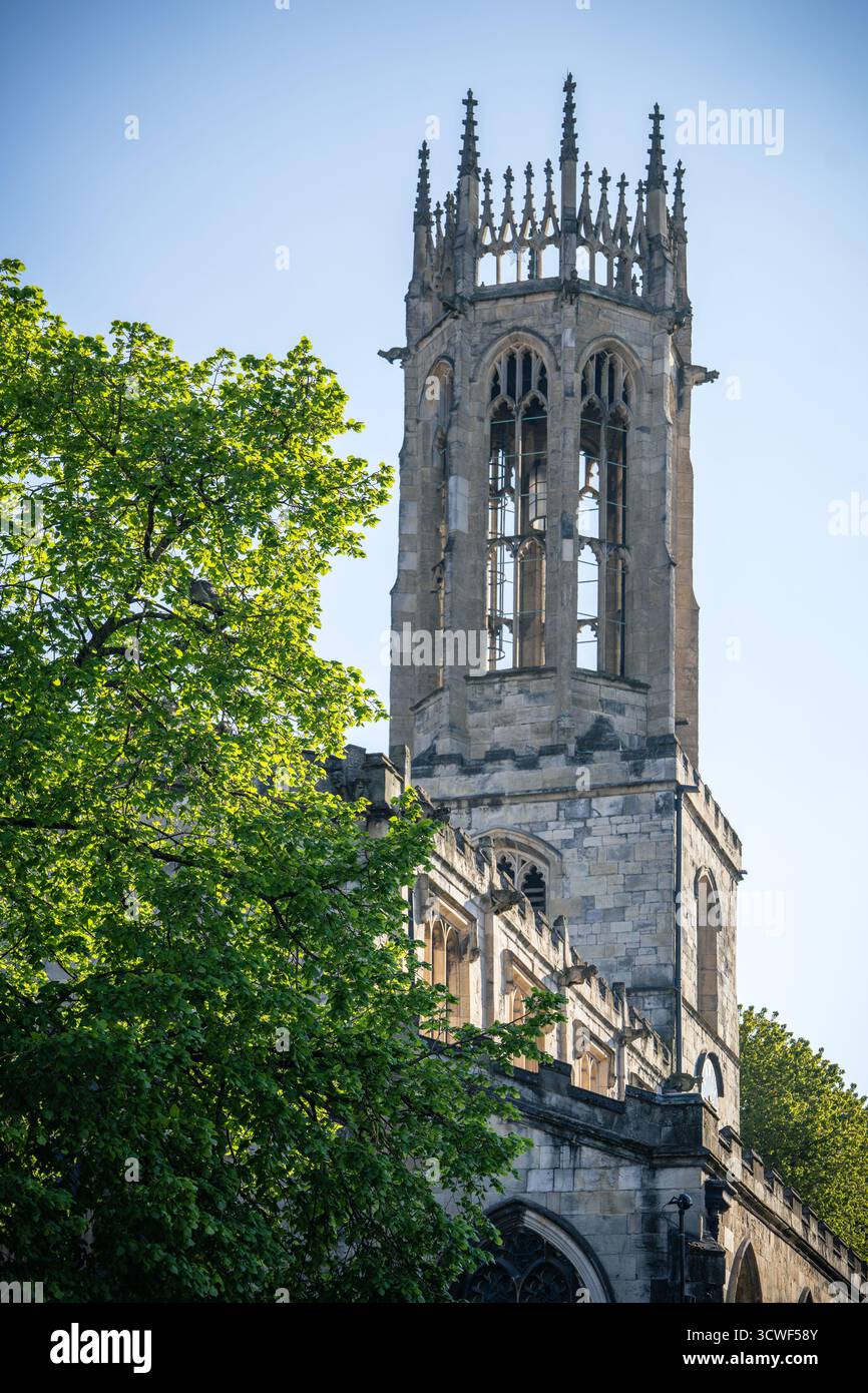 Blick auf den Glockenturm der Gemeinde Allerheiligen in York, England, während der goldenen Stunde mit warmem Sonnenlicht, das die historische Steinstruktur beleuchtet Stockfoto