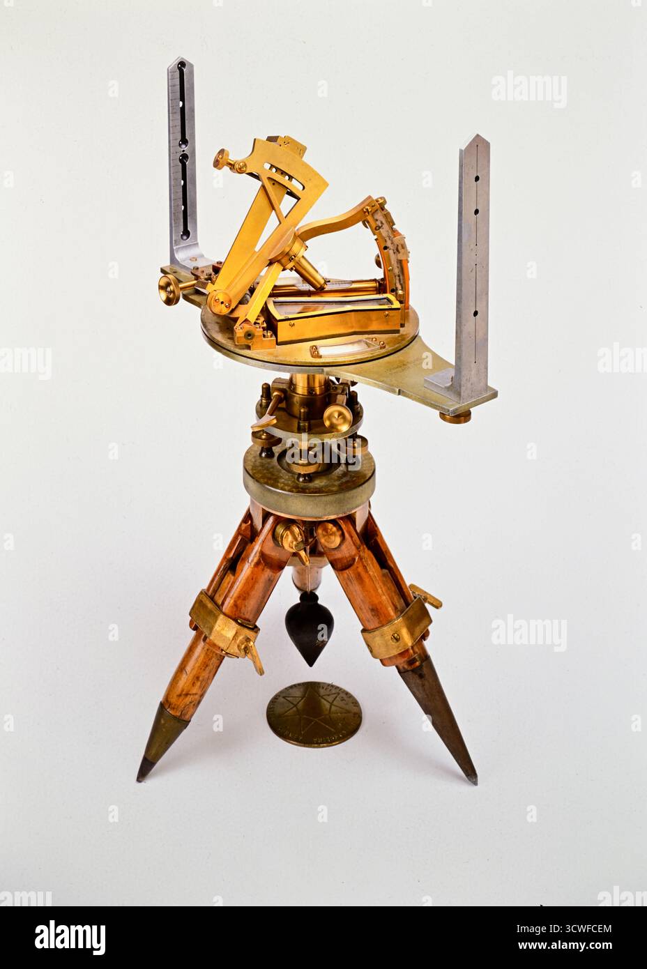 Ein klassischer, antiker Vermessungskompass mit präzisem optischem Instrument zur Messung mit Stativ Stockfoto