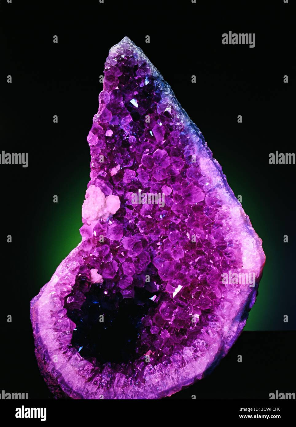 Gesteine Geologie Geode gefüllt mit Amethyst Kristallen lila kristalline Strukturen abgeschnitten Stockfoto