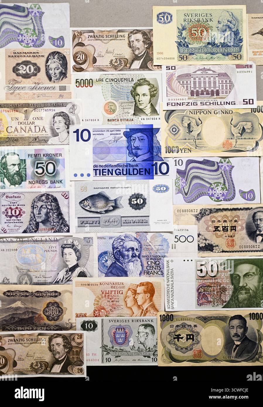 Internationale Papierwährung die Geldbank weist multinationale Währung auf Stockfoto