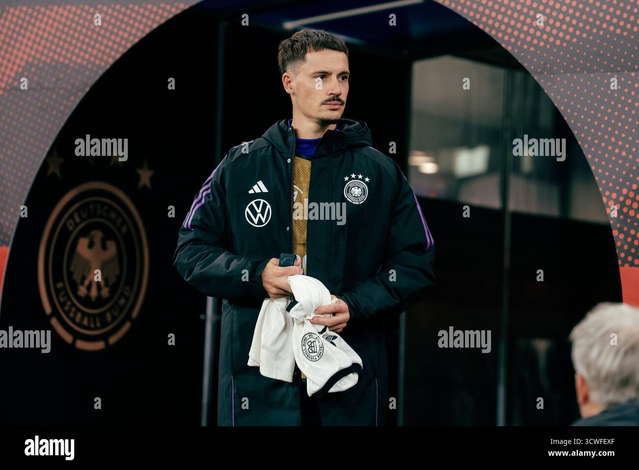 Sinsheim, Deutschland. Oktober 2025. Sinsheim, Deutschland, 10. Oktober 2025 Robin Koch (#3 - Deutschland) tritt beim UEFA-Qualifikationsspiel zwischen Deutschland und Luxemburg in der PreZero Arena in Sinsheim ein. (Gabor Baumgarten/SPP) Credit: SPP Sport Press Photo. /Alamy Live News Stockfoto