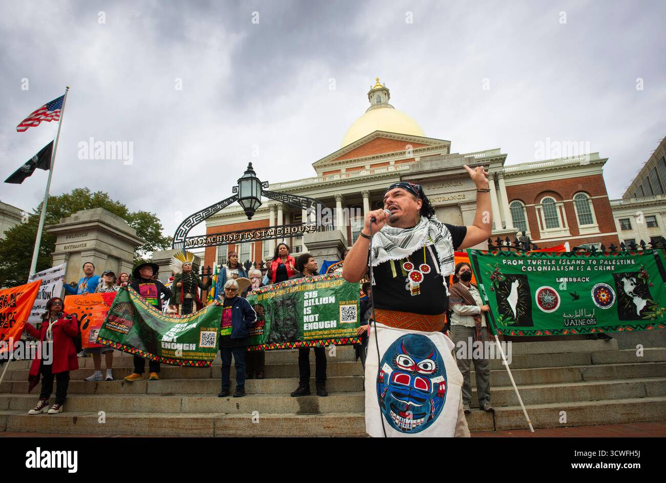 Boston, Massachusetts, USA. 11. Oktober 2025. März zum Tag der indigenen Völker. Jean-Luc Pierite, Präsident des North American Indian Center of Boston und Mitglied des Tunica-Biloxi-Stammes, spricht am Eingang zum Massachusetts State House im Zentrum von Boston mit etwa 100 Ureinwohnern. Die jährliche Demonstration seit 2016 zur Unterstützung des „Tags der Indigenen Völker“, der den US-Nationalfeiertag des Columbus Day am zweiten Montag im Oktober jedes Jahres ersetzt. Quelle: Chuck Nacke / Alamy Live News Stockfoto